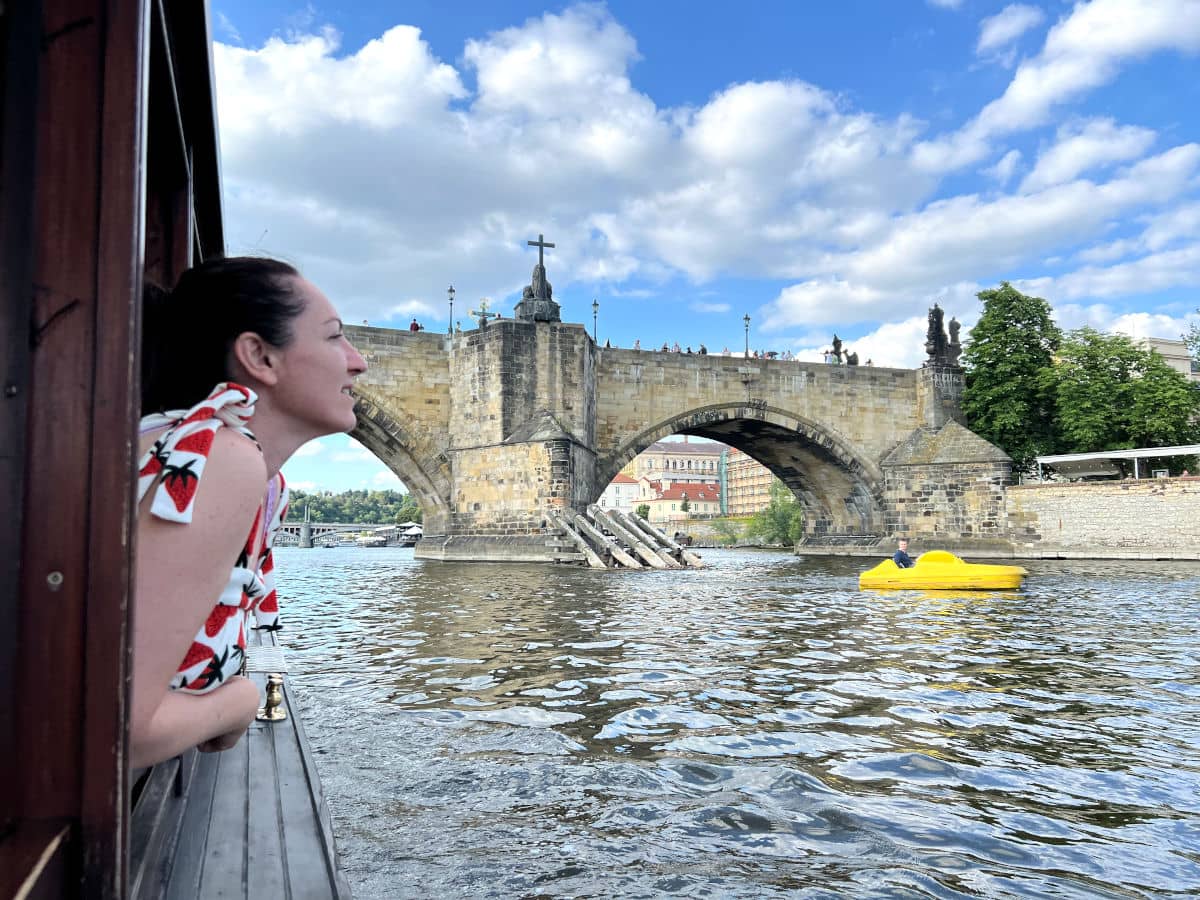 Paseo en barco por el río Moldava de Praga