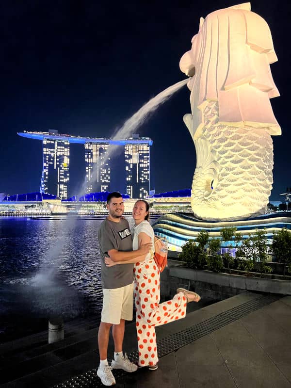 Bajo la estatua del Merlion en Singapur