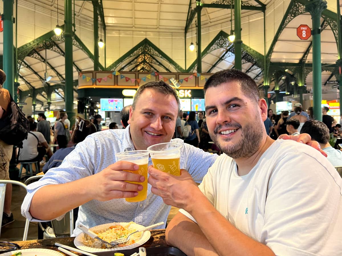 Brindando con Ivan Marcos en el mercado de Lau Pa Sat de Singapur