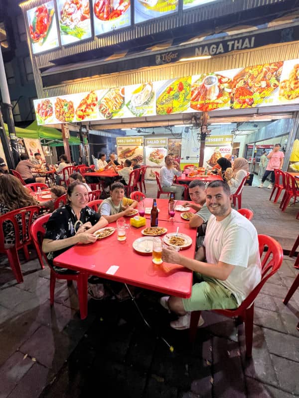 Cenando en familia en Jalan Alor