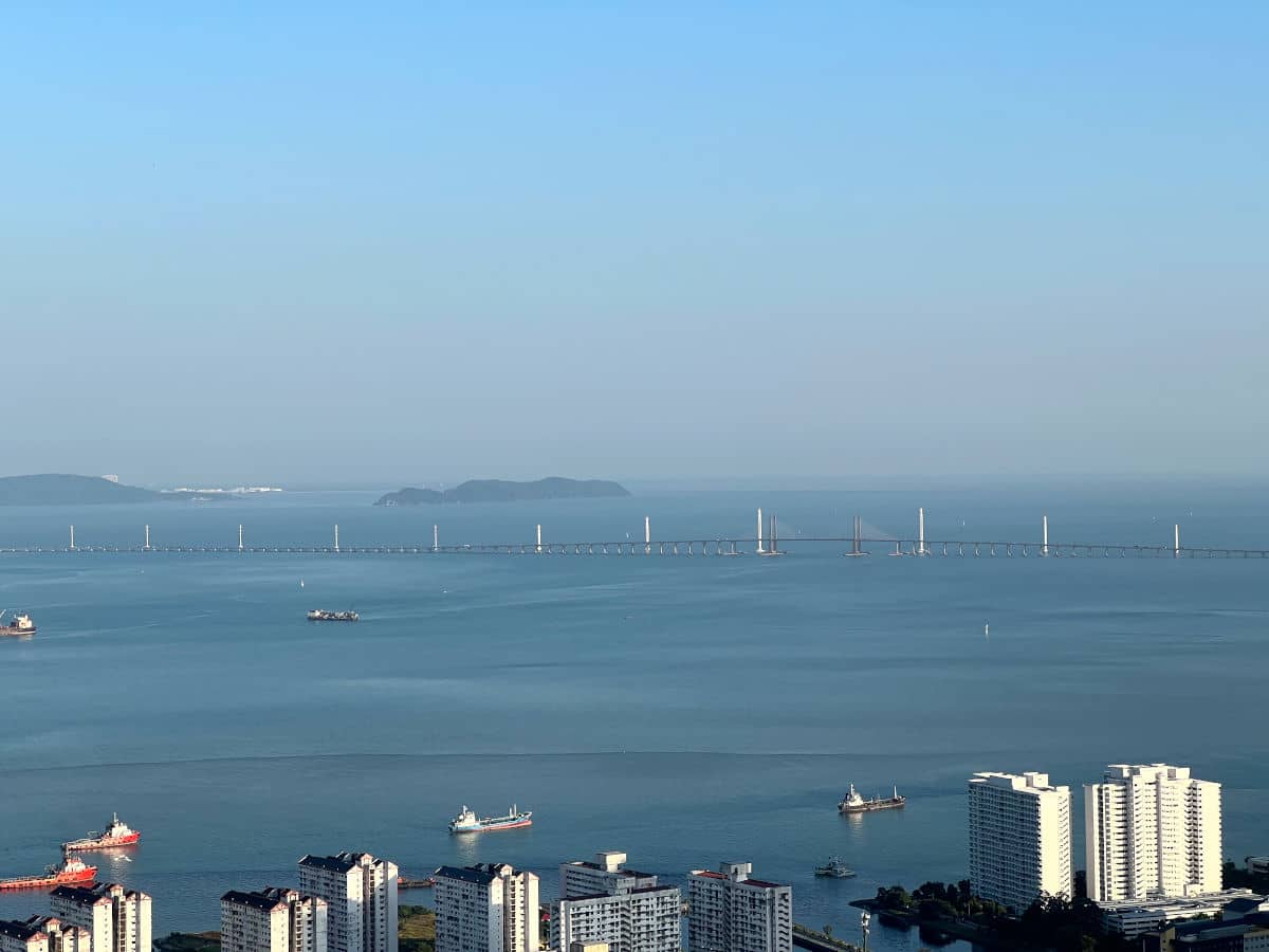 El puente que une Penang con la península en Malasia