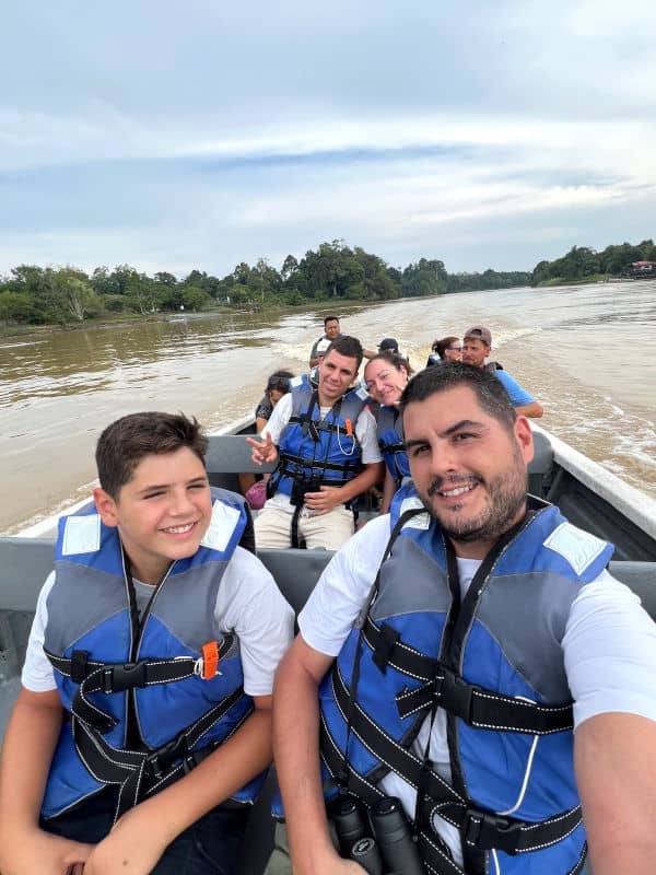En Borneo, navegando por el río Kinabatangan