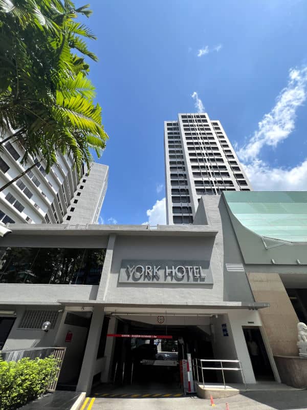 Entrada del York Hotel en Singapur