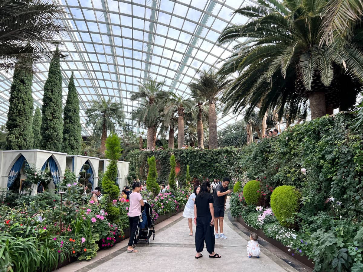 Interior del Flower Dome en los Gardens by the Bay de Singapur