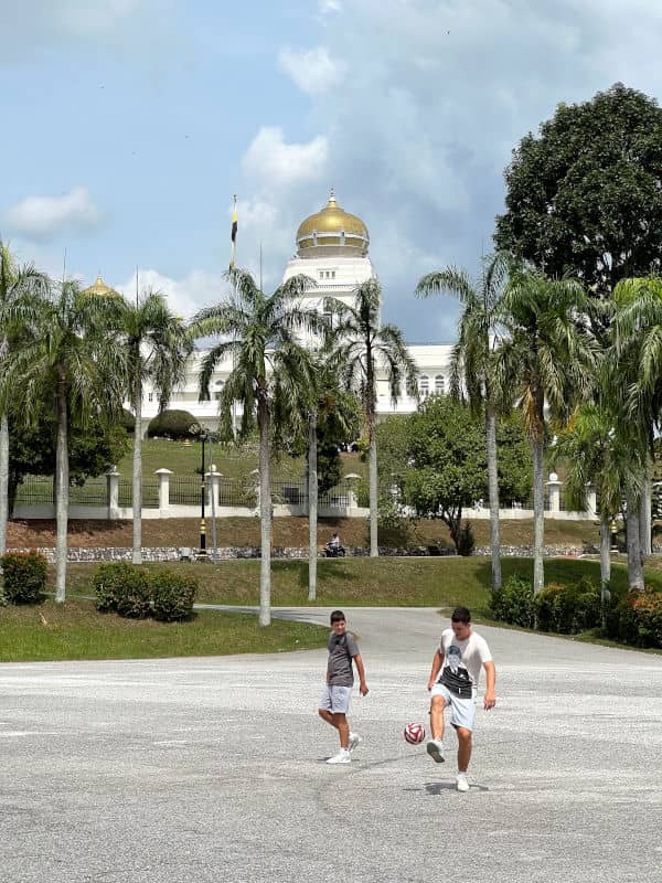 Jugando ante el Nuevo Palacio Real de Kuala Kangsar en Malasia