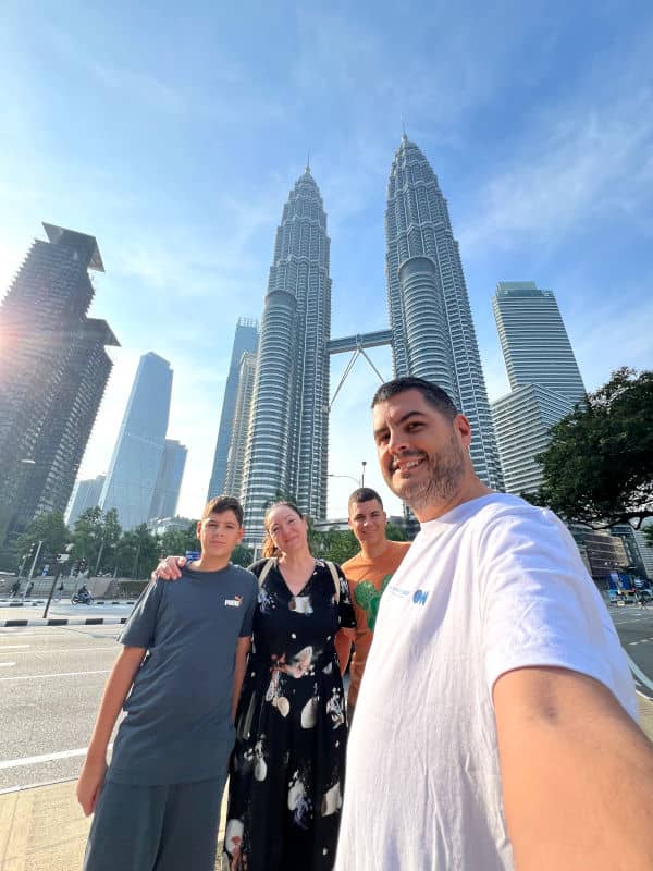 La familia al completo bajo las Torres Petronas de Kuala Lumpur