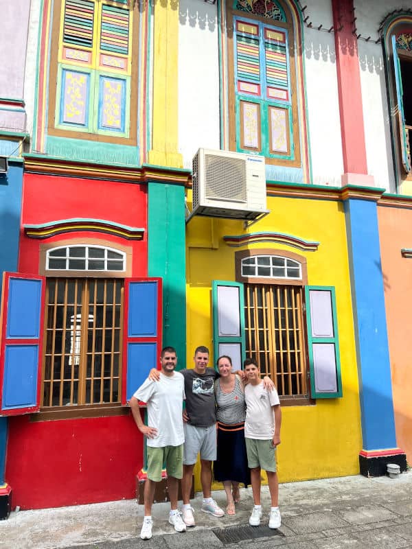 La familia en el barrio de Little India en Singapur