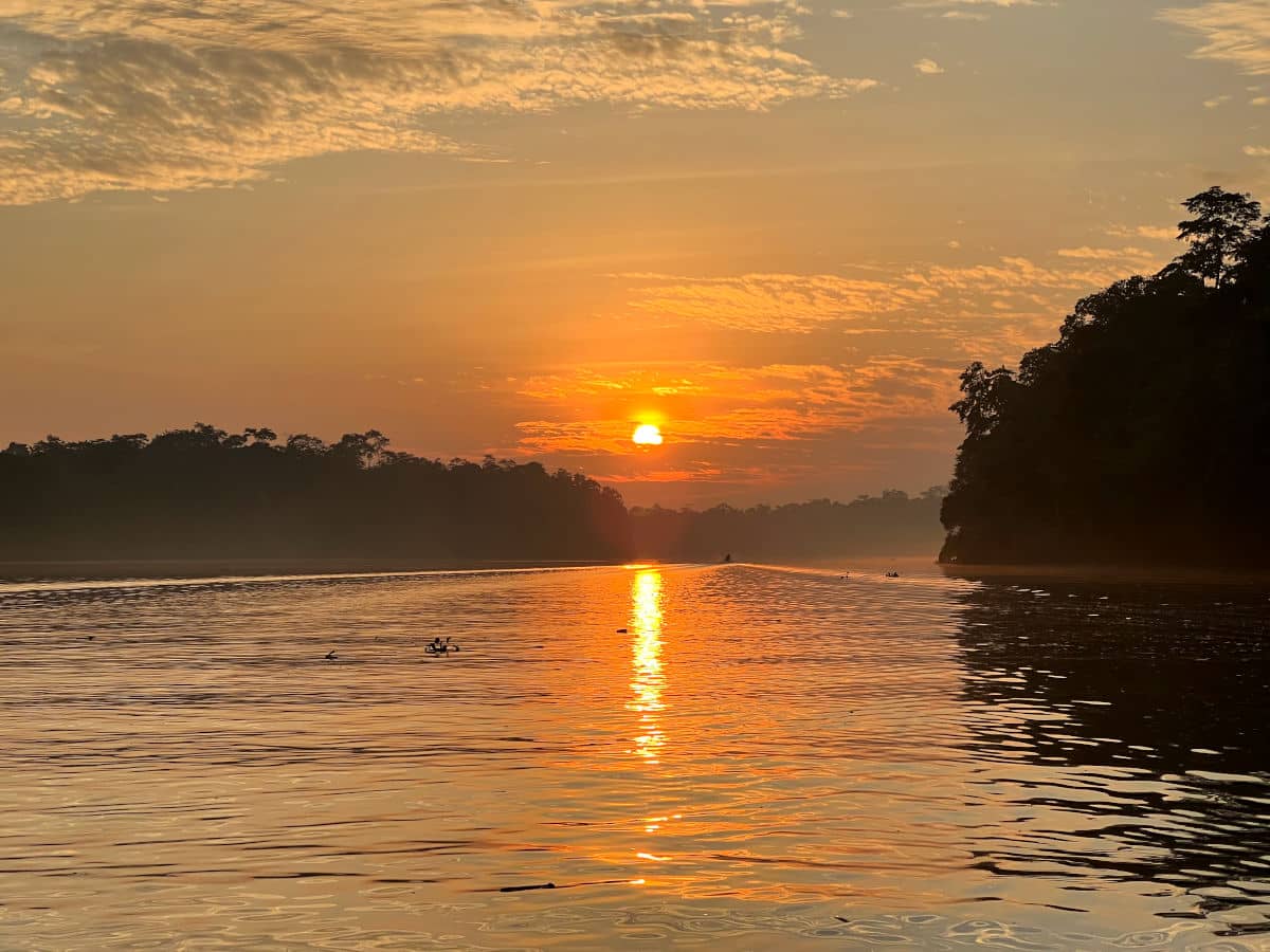 Los amaneceres desde el río Kinabatangan son mágicos
