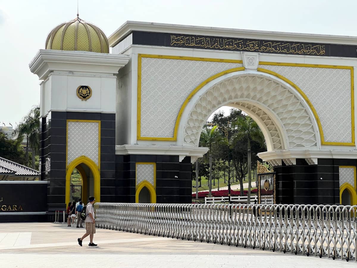 Puerta del el Palacio Nacional de Kuala Lumpur