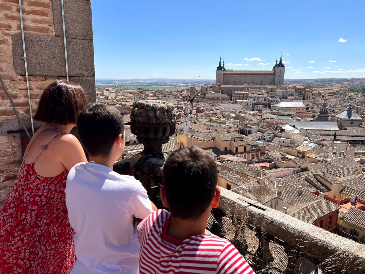 Admirando la ciudad de Toledo en familia