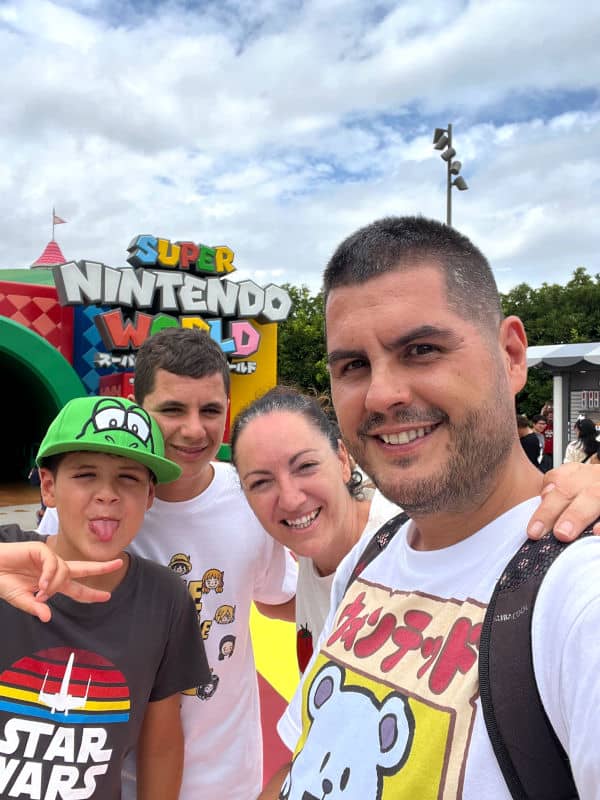 Ante la entrada de Super Nintendo World en Osaka