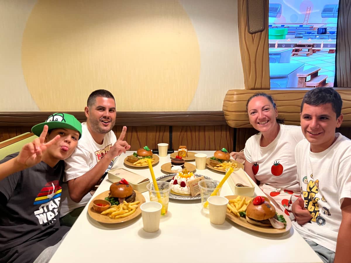 Comiendo en el Kinopio's Cafe del Super Nintendo World