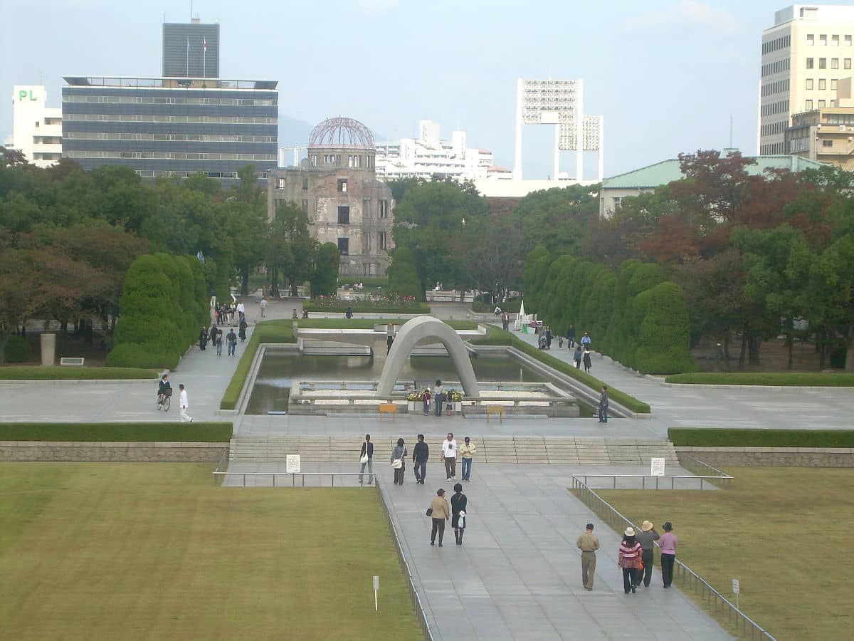 E Parque Conmemorativo de la Paz con la Cúpula Genbaku de fondo