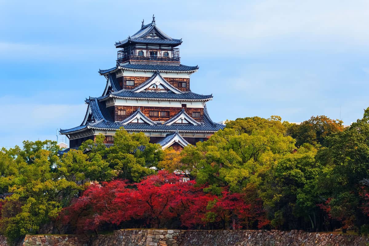 El castillo de Hiroshima completamente reconstruido