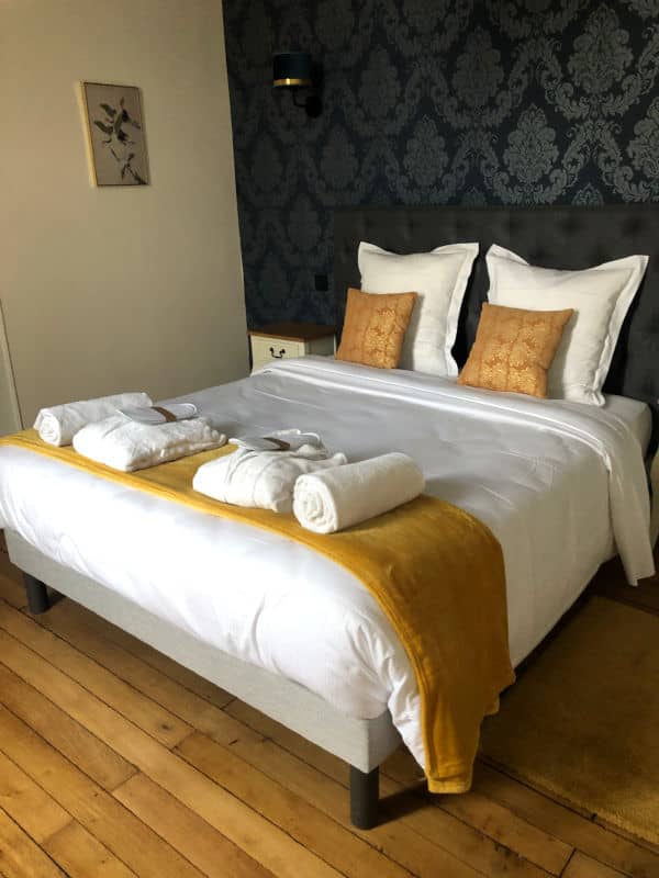 El dormitorio principal de nuestra habitación en el Château d’Hermival