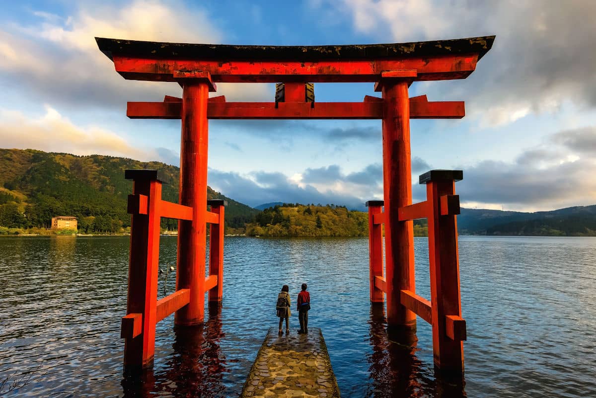 El famoso torii rojo del Lago Ashi en Hakone