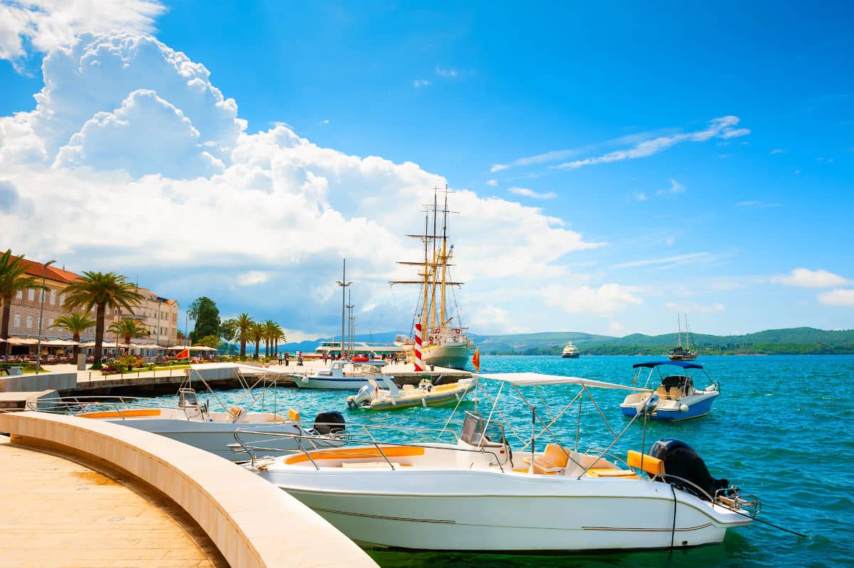 El paseo marítimo de Tivat en Montenegro