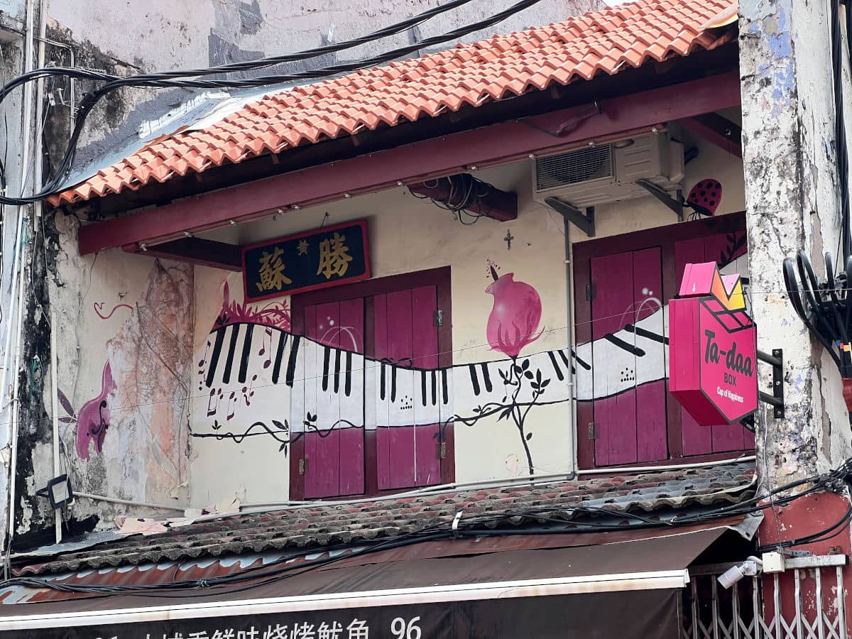 En Jonker Street también hay arte callejero