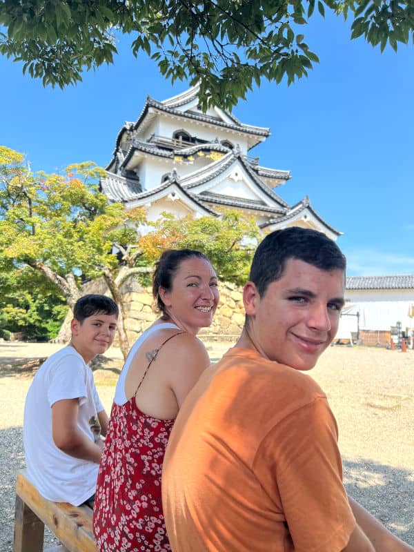 La familia ante el Castillo de Hikone