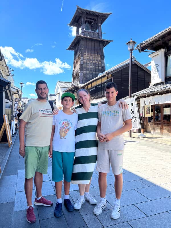 La familia ante la Toki no Kane de Kawagoe