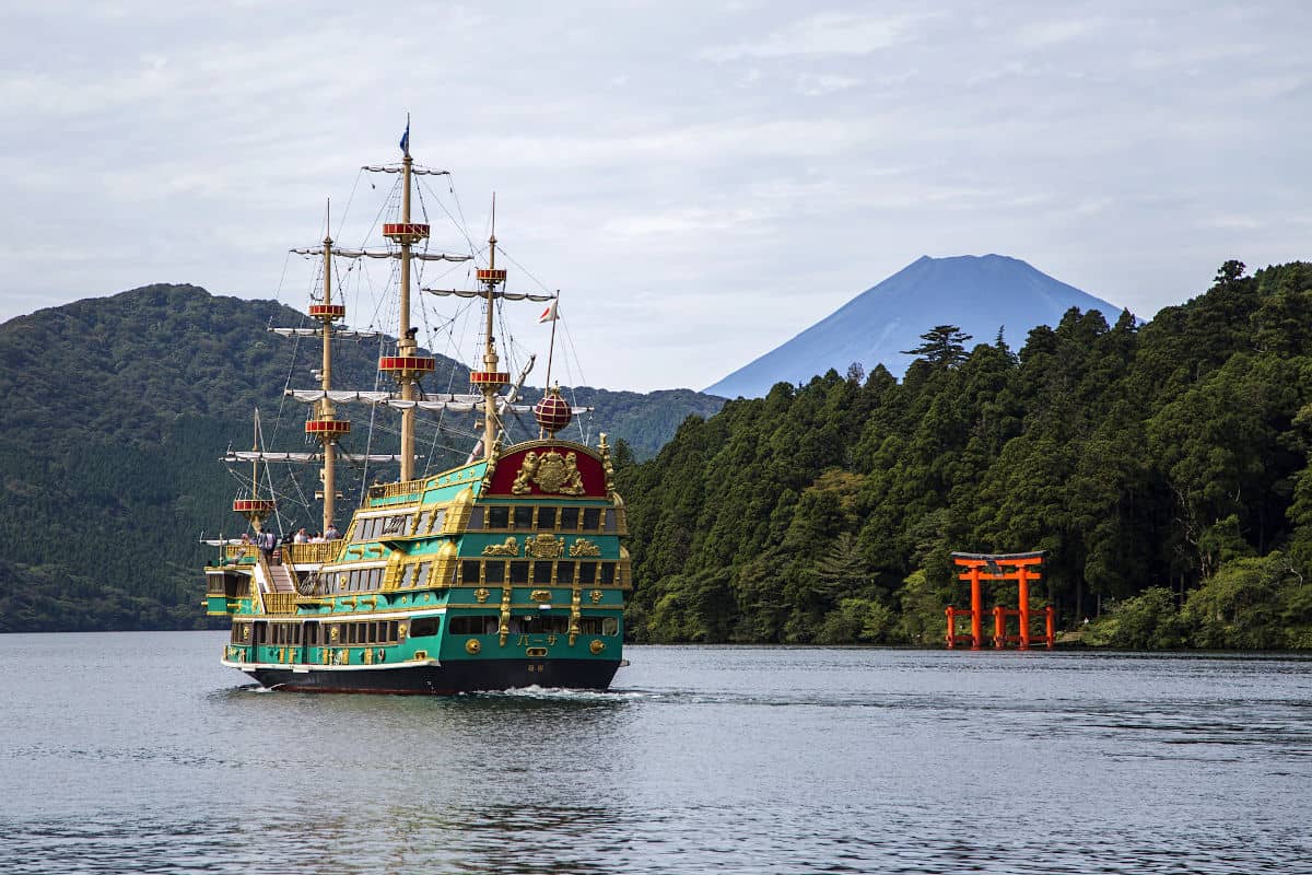 La nave Vasa navegando el Lago Ashi en Hakone