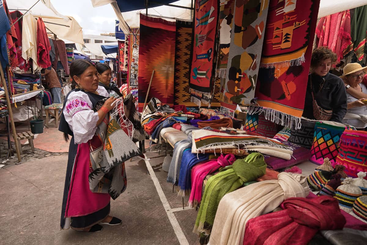 La plaza de los Ponchos en Otavalo