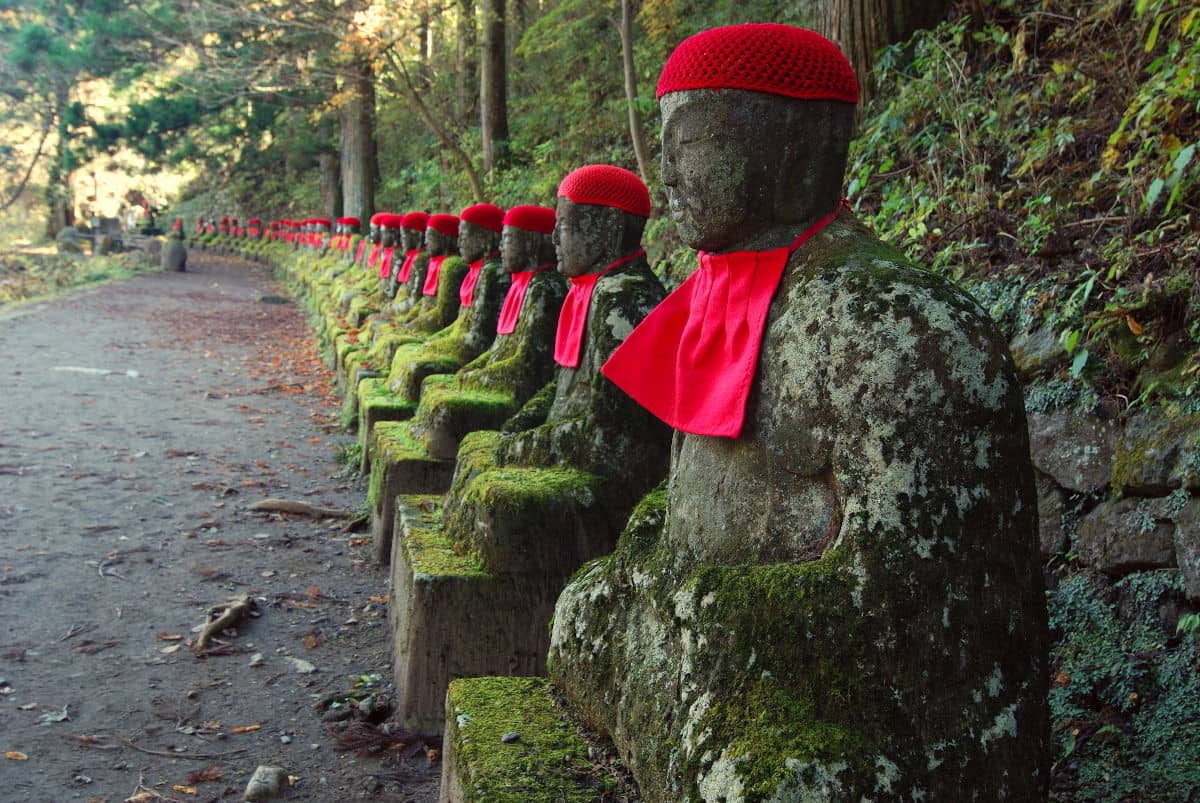Las estatuas de Jizo camino del Abismo de Kanmangafuchi en Nikko