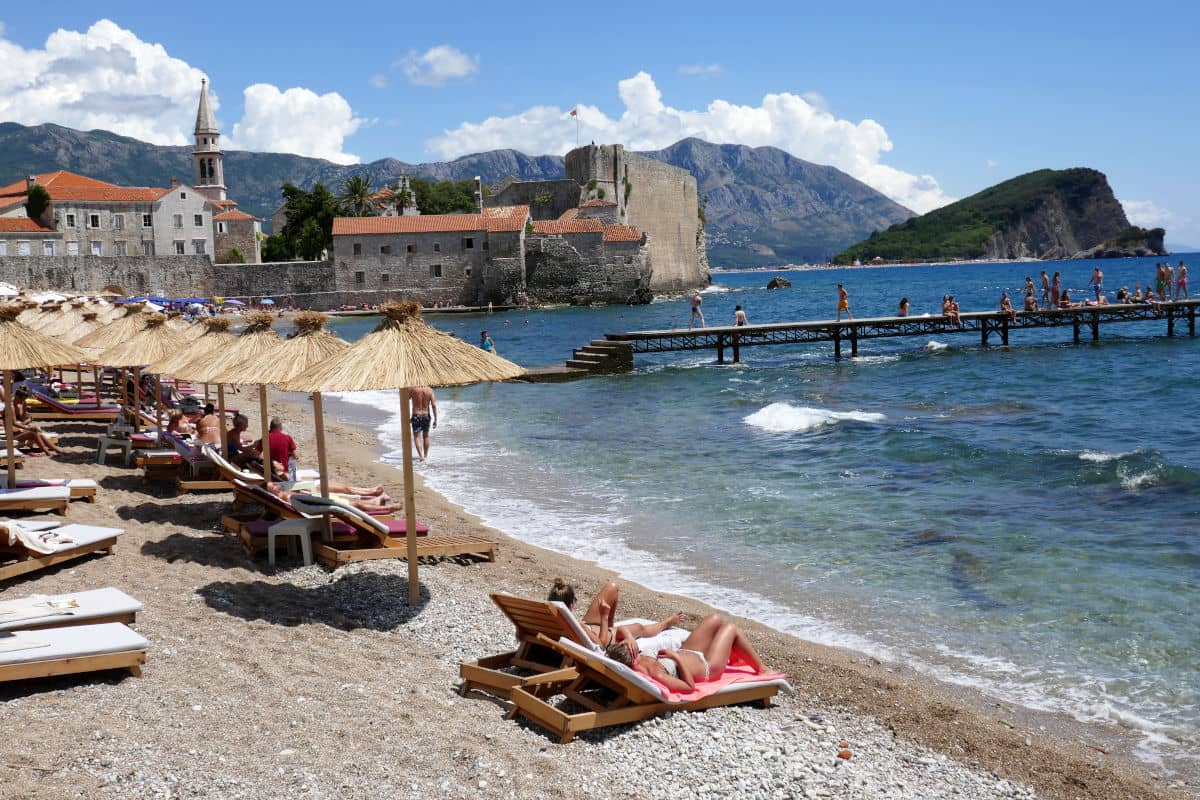 Las playas de Budva son muy populares en Montenegro