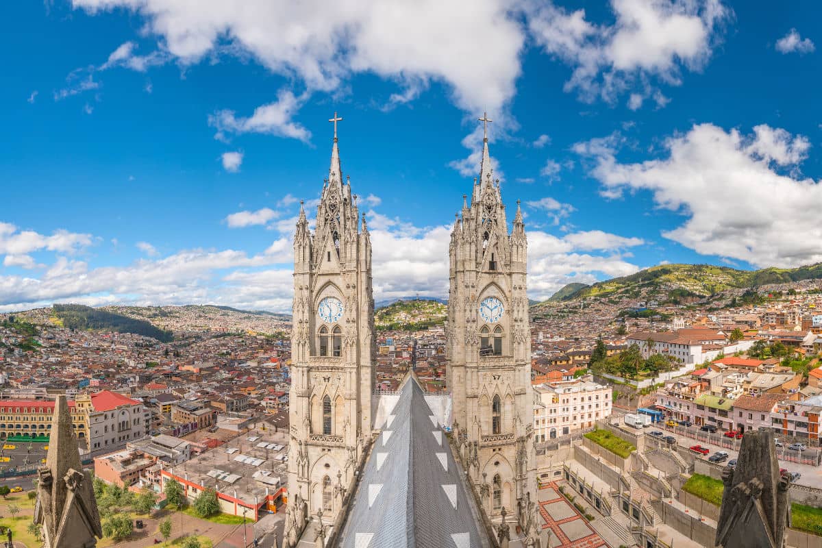 Las torres de la Basílica del Voto Nacional de Quito en Ecuador