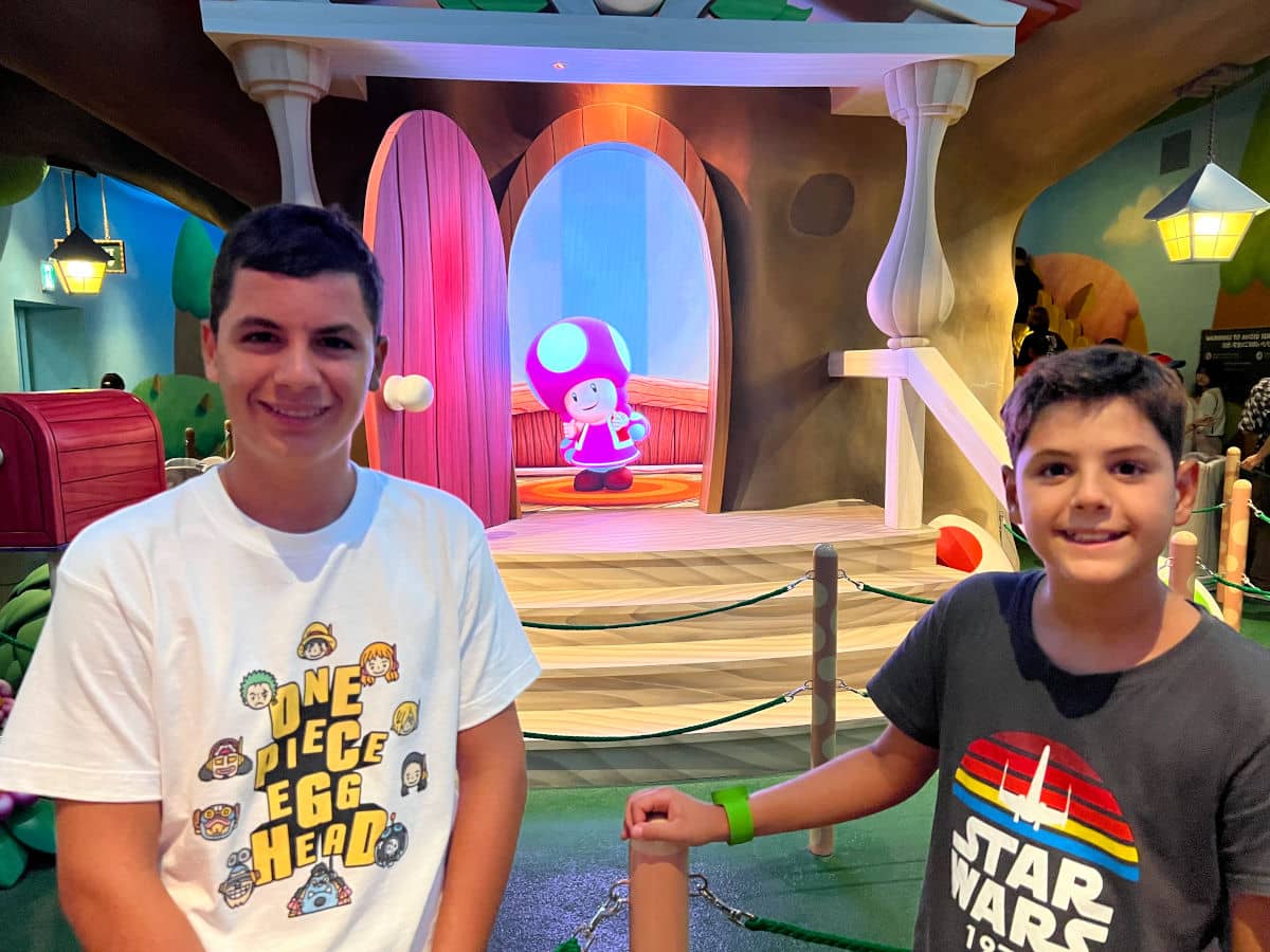 Los chicos posando con Toadette en Super Nintendo World