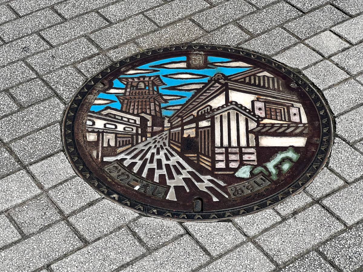 Preciosa tapa de alcantarilla en Kawagoe
