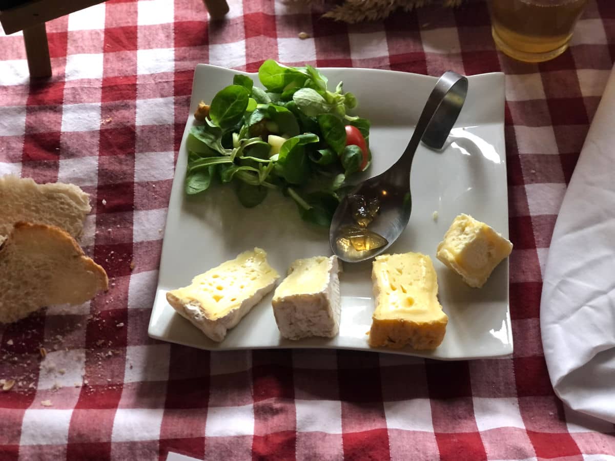 Probando los quesos de la quesería Graindorge