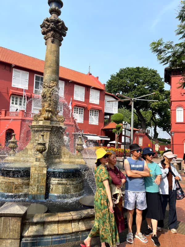 Turistas en la La Plaza Holandesa de Malaca