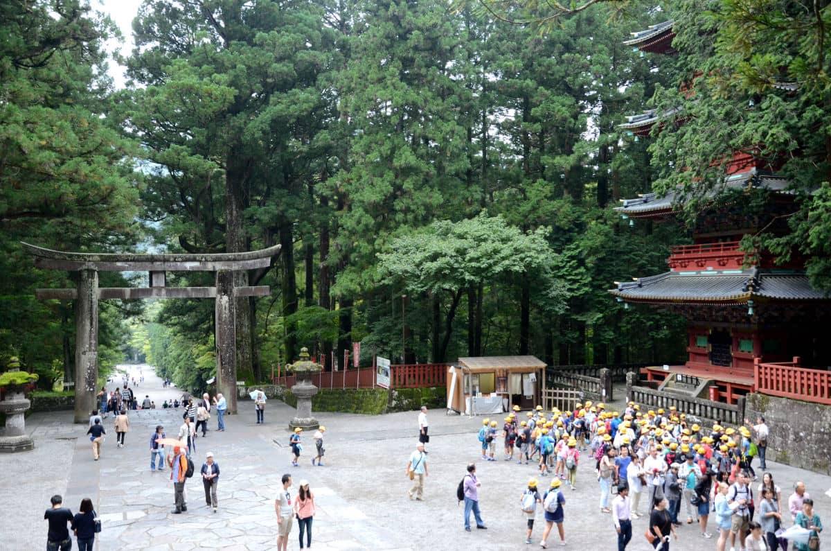 Turistas y escolares se entremezclan en Nikko