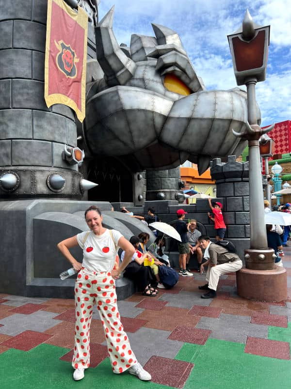 Vero ante la entrada al Castilllo de Bowser en Super Nintendo World