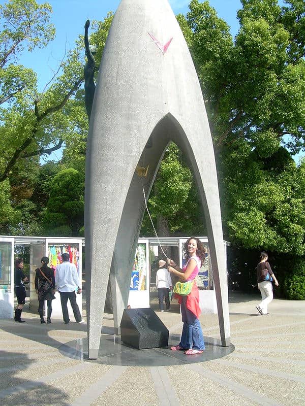Vero en nel Monumento a la Paz de los Niños de Hiroshima
