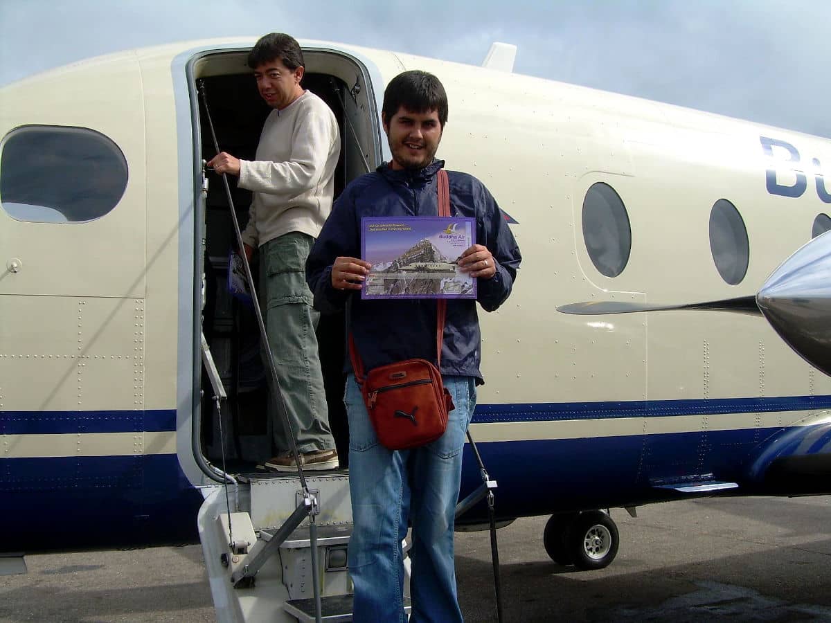 Con el diploma tras el vuelo en avioneta para ver el Everest