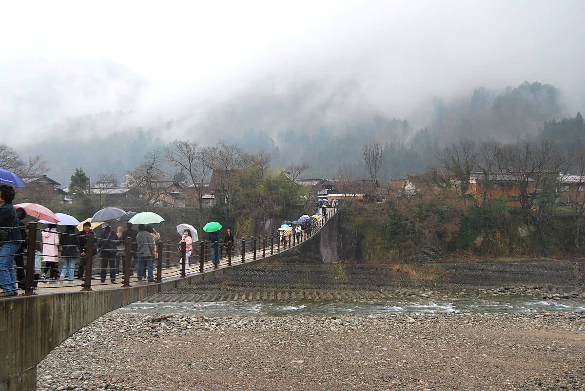 Con paraguas en el Puente Colgante Deai-bashi