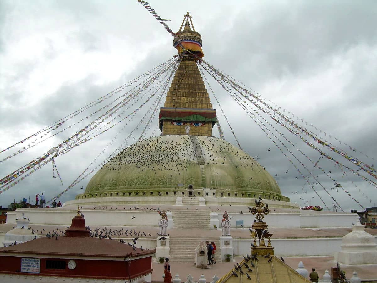 Dia nublado en la estupa de Boudhanath en Katmandú