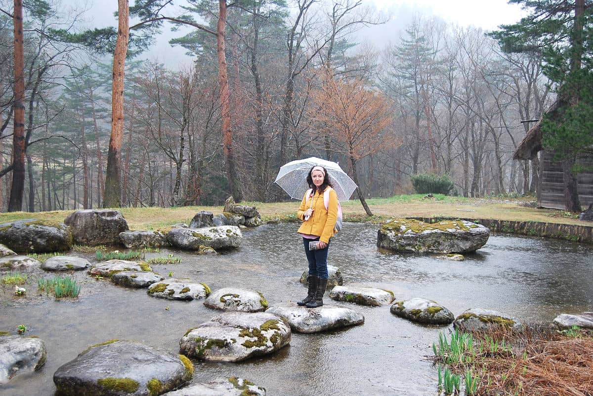 En el caminito de piedras del Museo al aire libre Gassho-zukuri Minkaen