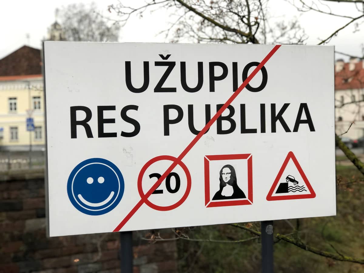 Entrada a la a república independiente de Užupis