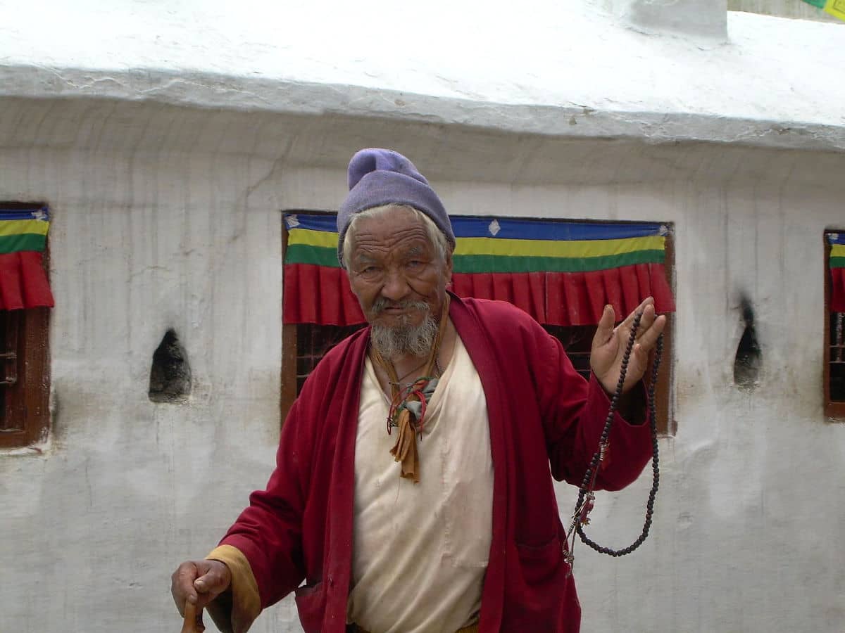 Fiel budista en la estupa de Boudhanath de Katmandú