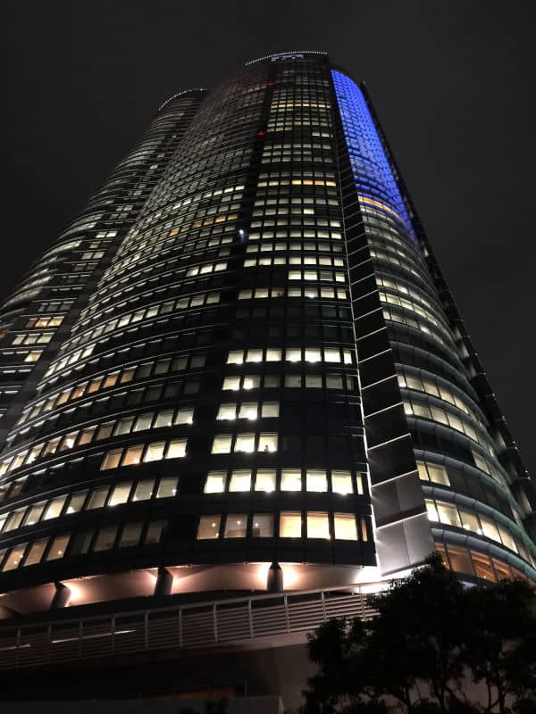 La Mori Tower de noche