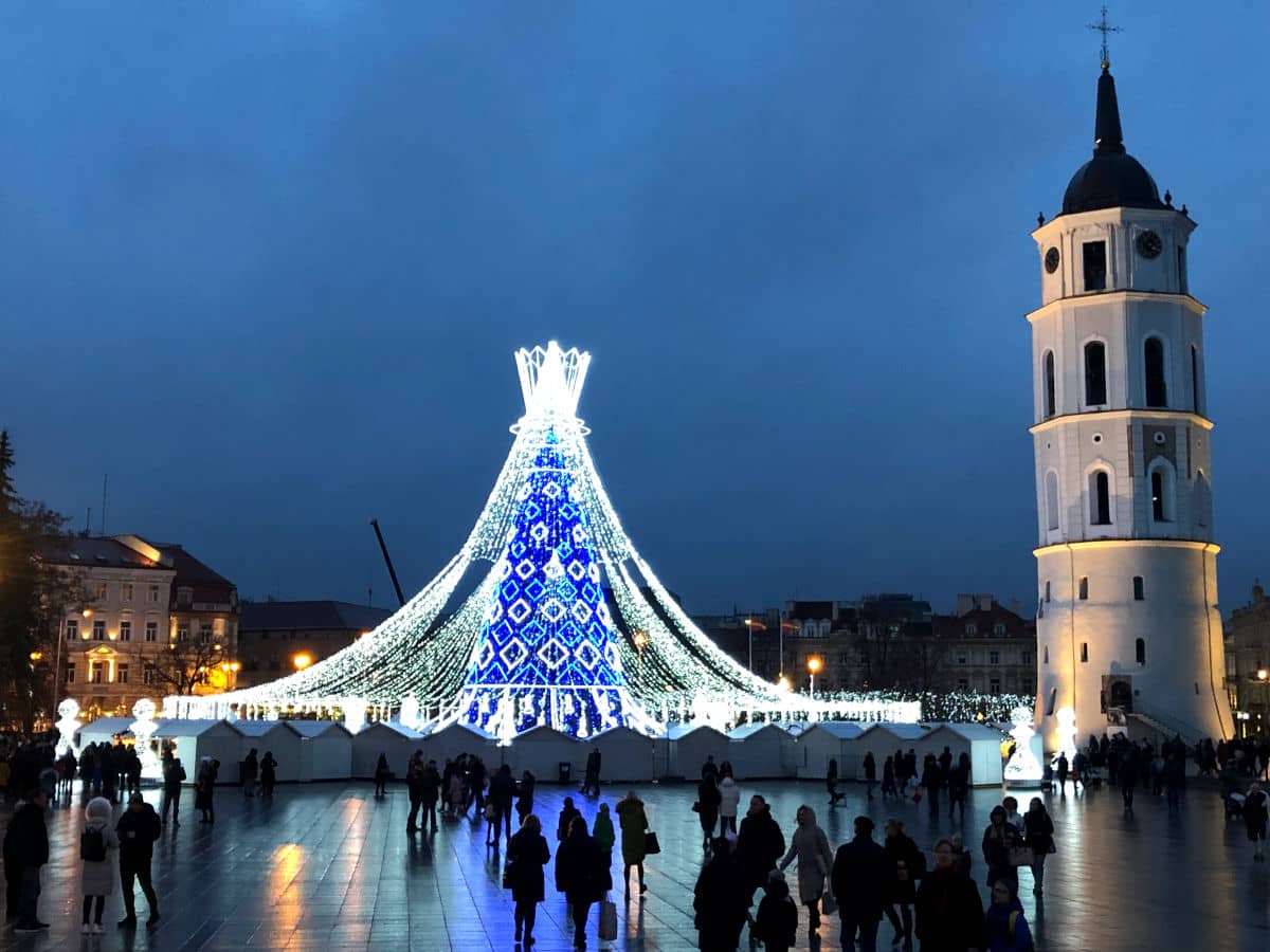 La Plaza de la Catedral de Vilna en Navidad
