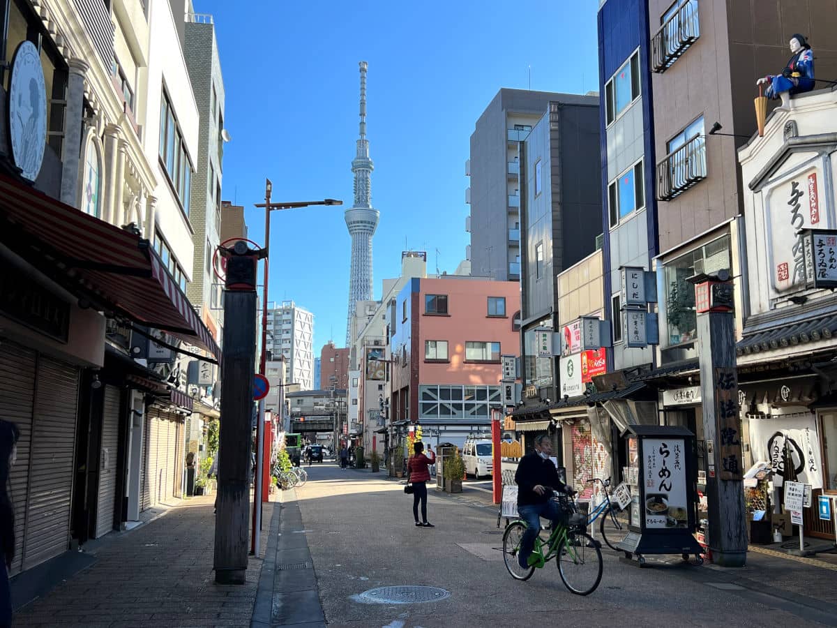 La Tokyo Skytree se ve desde el barrio de Asakusa de Tokio