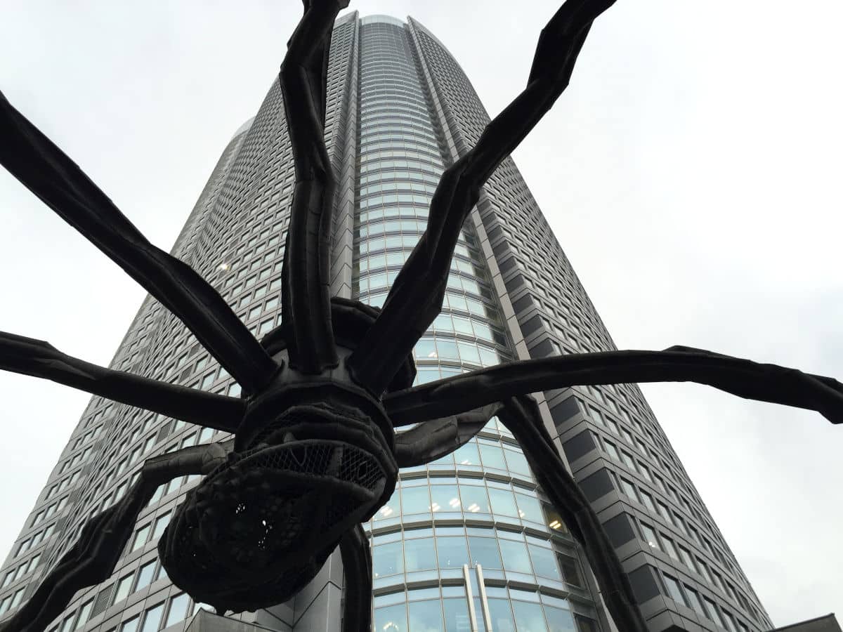 La escultura Maman bajo la Mori Tower de Tokio