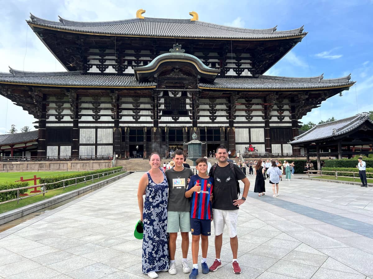La familia al completo ante el templo Todai-ji de Nara