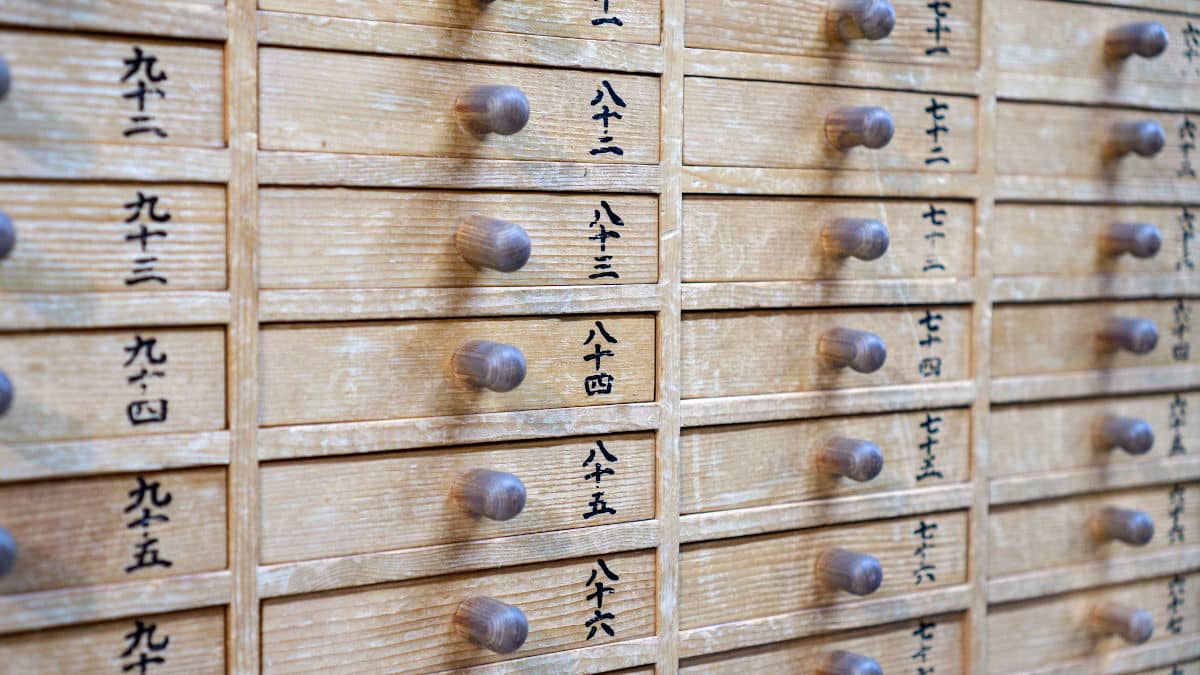 Los cajones de los Omikuji del Senso-ji en Tokio
