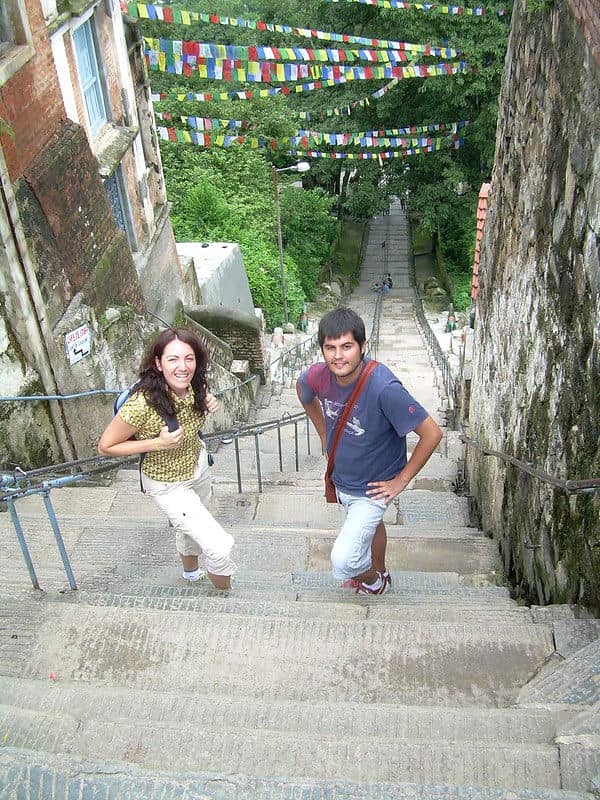 Muy jóvenes en la escalinata oriental de Swayambhunath