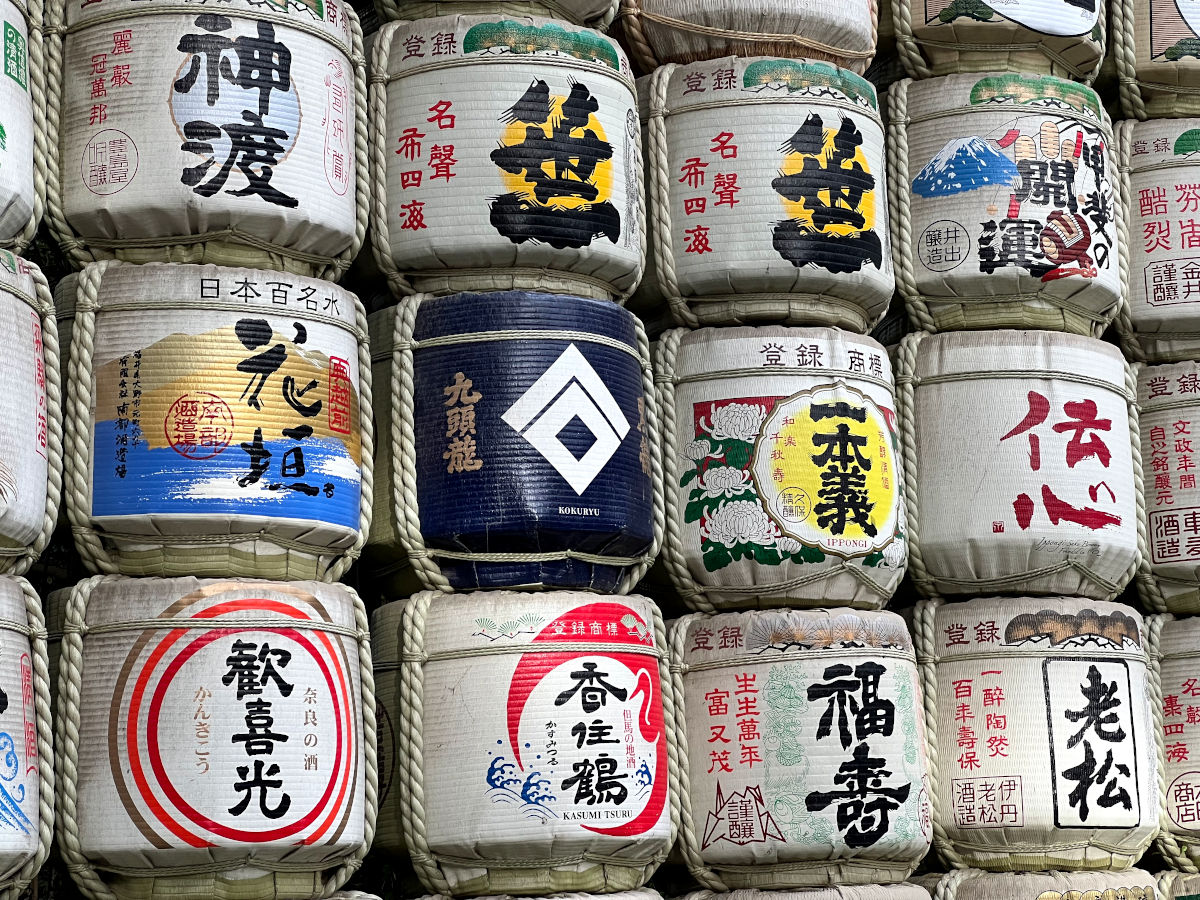 Ofrendas en forma de barriles de sake del Meiji Jingu de Tokio